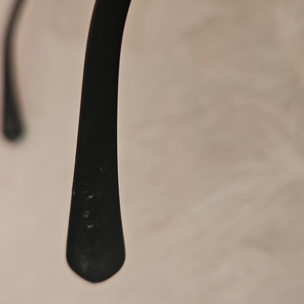 Guess Sunglasses With Case. - Picture 15 of 15